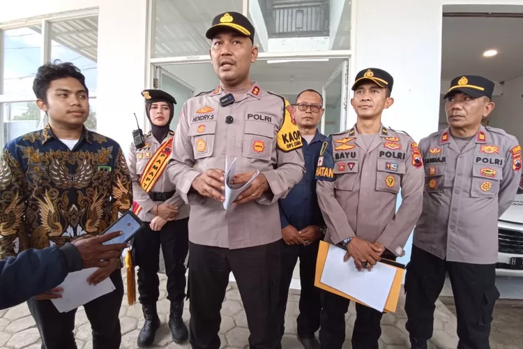 kapolres kendal saat meninjau SPPG Sijeruk paska terjadi keracunan. (edi prayitno/kontributor kendal)