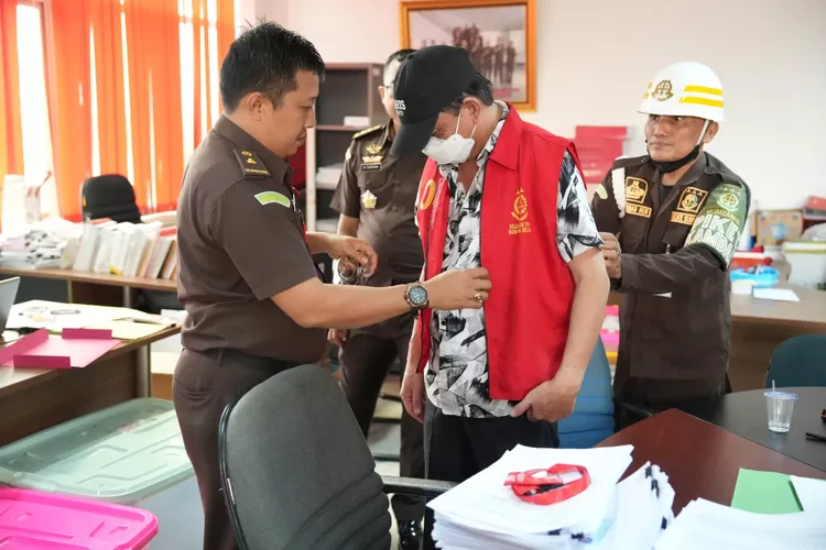 Kejati Sumsel menahan DS terkait korupsi KUR Bank Sumsel Babel Rp12,21 miliar; DS diduga jadi perantara dan manipulator data nasabah.