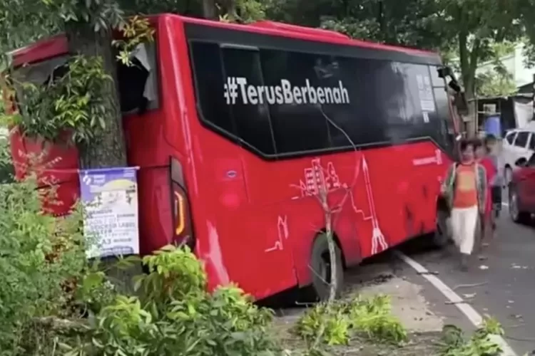 Kecelakaan Bus Trans Semarang Koridor VIII di Manyaran, Semarang. (istimewa)