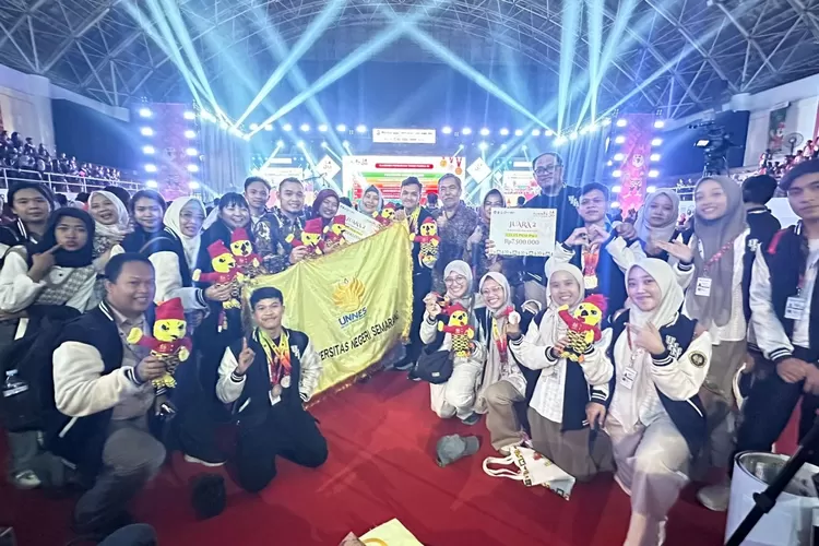 Tim UNNES meraih dua medali perak dari kategori Presentasi dan Poster untuk skema PKM-PM di ajang Pekan Ilmiah Mahasiswa Nasional (PIMNAS) ke-38 yang digelar di Universitas Hasanuddin pada 23&ndash;28 November 2025.  (Dok.)