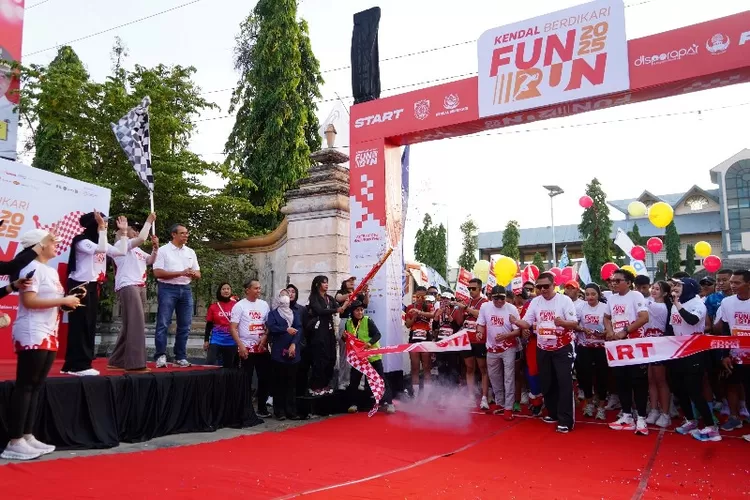 Bupati melepas pelari diajang Kendal Berdikari Fun Run 2025 di stadion Kebondalem Minggu 30 november 2025.  (dokumen)