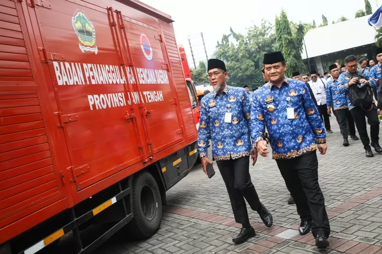 Gubernur Jateng Ahmad Luthfi dan Sekda Jateng Sumarno saat melepas bantuan untuk korban banjir Sumatra. (Humas Jateng)