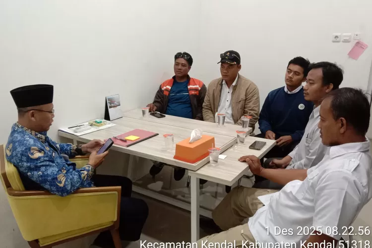 Inspektorat saat menerima audiensi perwakilan Aliansi Masyarakat Peduli Lingkungan Desa Tunggulsari.  (dokumen)