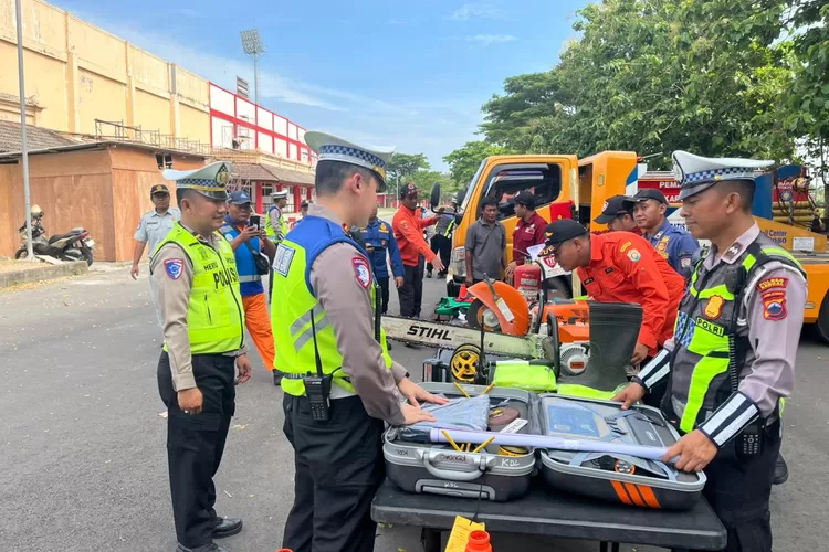 Pengecekan peralatan yang dimiliki Satuan Tugas Quick Respon Kabupaten Kendal. &nbsp; (dokumen)