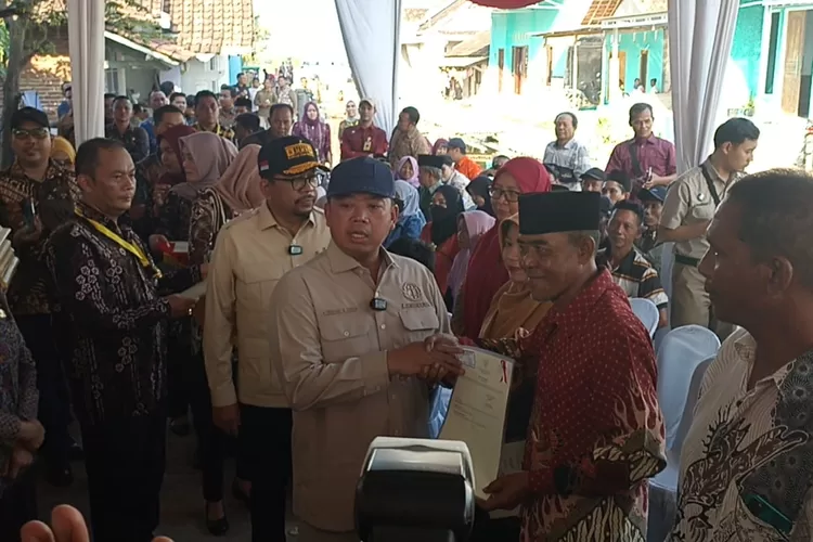 Menteri Agraria dan Tata Ruang/Kepala Badan Pertanahan Nasional (BPN) RI menyerahkan sertipikat program konsolidasi di Kendal Selasa 2 desember 2025.  (Edi prayitno/kontributor kendal)