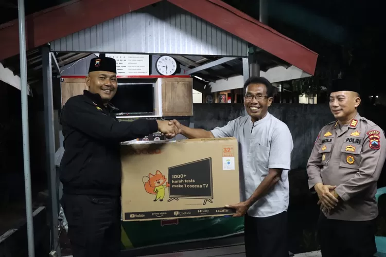 kapolres kendal memberikan bantuan kepada pengurus siskamling.  (dokumen)