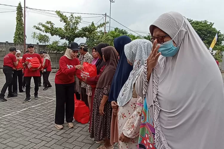Bupati kendal memberikan sembako kepada warga tidak mampu usai upacara peringatan hari bakti Pekerjaan umum ke 80 di halaman kantor DPUPR Kendal, Rabu 03 desember 2025.  (Edi prayitno/kontributor kendal)