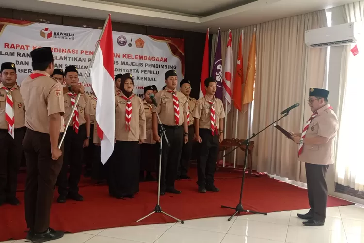 Pengukuhan Saka Adhyasta Pemilu oleh ketua Kwarcab Kendal.  (dokumen)