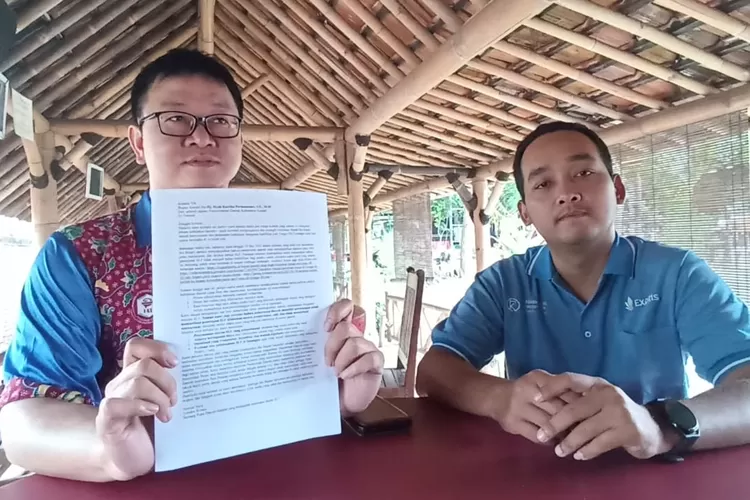 Tjandra Winata menunjukan surat terbuka yang dikirmkan kepada bupati Kendal.  (edi prayitno/kontributor kendal)