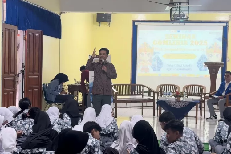 Tim Jawara Digital Udinus menggelar Communication Literacy Digital Jawara (Comlidia) 2025 bagi pelajar SMA Kesatrian 1 Semarang pada Kamis (27/11/2025). (dok.)