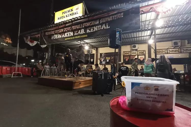 Panggung kepedulian galang donasi untuk bencana Sumatera di depan Polsek Kota Kendal Kamis 4 Desember 2025 malam.  (edi prayitno/kontributor kendal&nbsp;)