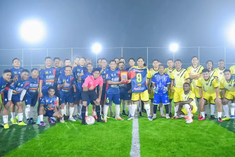 Tim sepak bola legend Semarang, New Sport Pemuda Himpunan Candi Komplex (New Sphinx), mendapat kesempatan berkunjung ke markas Macan Tidar di Sesko AD Bandung, Jawa Barat. (dok.)