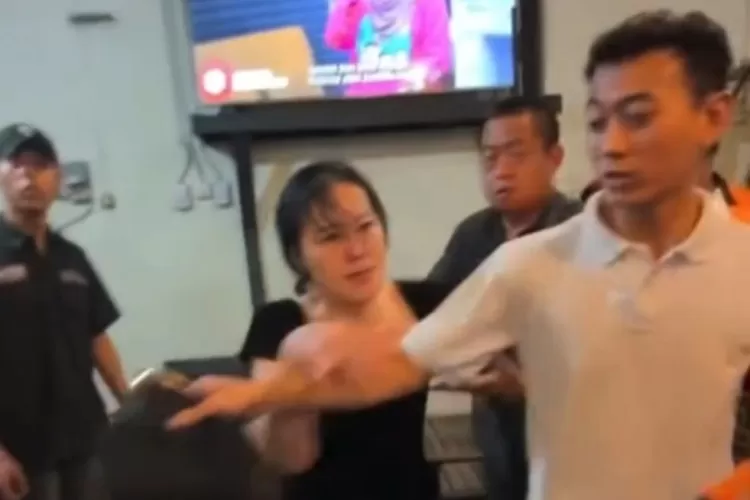 WNA bernama Wu Lili mengamuk usai menabrak pengendara motor di Jalan Abdurrahman Saleh, Semarang Barat. (Instagram/kejadiansmg)