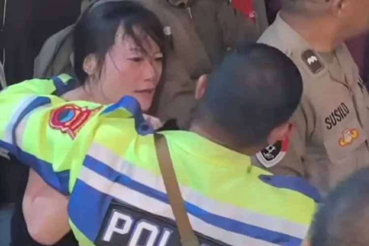  Wu Lili, WNA asal China yang ngamuk usai menabrak dua motor di Semarang.  (Instagram/kejadiansmg)