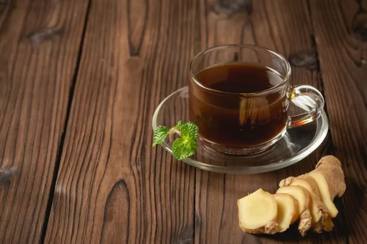 Cari minuman sehat yang menghangatkan tubuh? Kopi jahe punya beragam manfaat untuk imunitas, pencernaan, dan energi harian (Freepik )