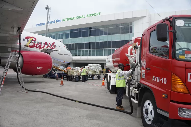 Pertamina Patra Niaga menerapkan kebijakan penyesuaian harga berupa diskon rata-rata 10 persen dari Posting Price avtur di 37 bandara strategis yang dikelola Angkasa Pura. Program ini berlaku 22 Desember 2025 hingga 10 Januari 2026. (dok.)