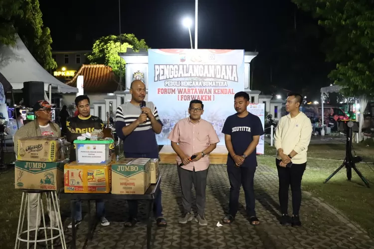kapolres bersama ketua DPRD Kendal saat penggalangan donasi sumatera.  (edi prayitno/kontributor kendal)