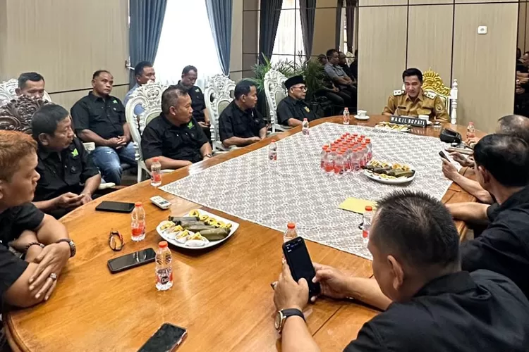 Yayasan Masyarakat Peduli Lingkungan Hidup saat beraudiensi dengan wakil bupati kendal.  (dokumen)