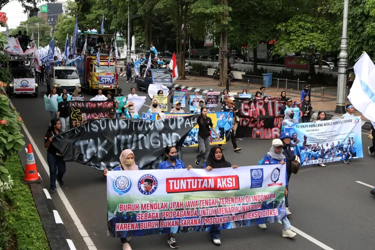 Ratusan buruh mendatangi Kantor Gubernur Jateng untuk menuntu penetapan UMP. (Istimewa)