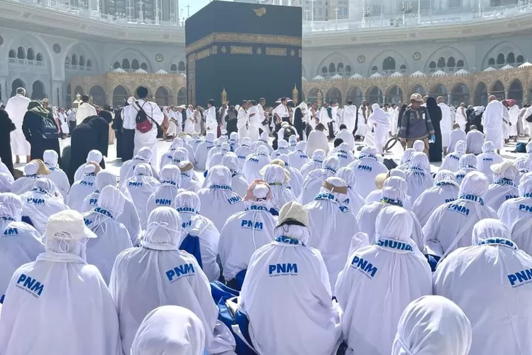 Tersedu di Tanah Suci, Kisah Haru Nasabah PNM Mekaar Jalani Umroh Impian