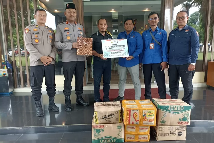 penyerahan hasil penggalangan donasi ke LazisMU kendal. (edi prayitno/kontributor kendal)