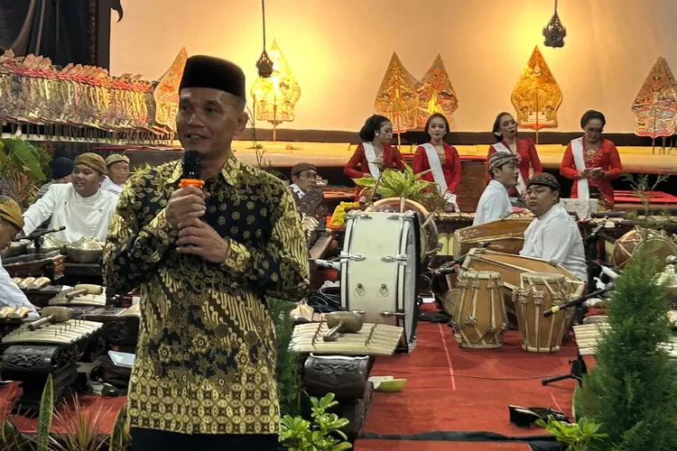  Ketua DPRD Jateng Sumanto menyatakan kesenian tradisional tak boleh kalah dengan budaya populer.  (dok.)