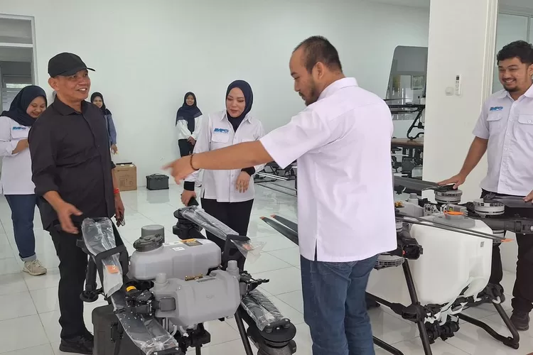 Ketua DPRD Jateng Sumanto saat berkunjung ke produsen pupuk hayati cair dan pestisida organik, PT  Indoraya Mitra Persada 168 di Kabupaten Sleman, DIY, belum lama ini. (dok.)