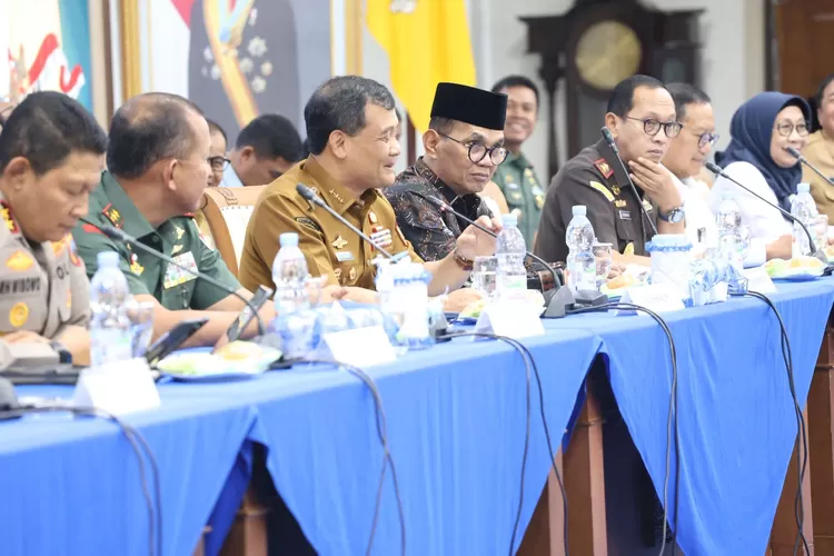 Ketua DPRD Jateng Sumanto dalam Rapat Koordinasi Lintas Sektoral Jelang Natal dan Tahun Baru di Gradhika Bhakti Praja Semarang, Senin, 8 Desember 2025. (dok.)