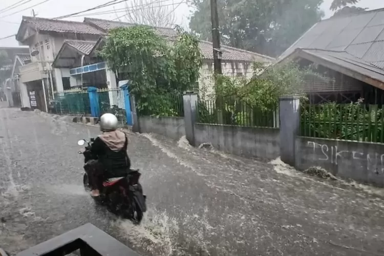 Ilustrasi. Peringatan dini BMKG adanya cuaca ekstrem hujan lebat di Pulau Jawa saat Nataru. (Ayobandung/Restu Nugraha)