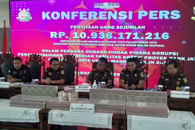 Kejari Semarang menyita uang senilai Rp10 miliar hasil pemalsuan dokumen ke Bank Jateng.  (Ayosemarang.com/ Audrian Firhannusa)