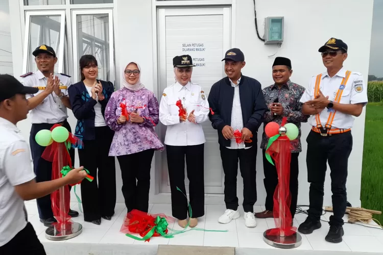 Bupati Kendal meresmikan Pos jaga dan palang pintu perlintasan sebidang Jalur Perlintasan Langsung (JPL) 54 di Desa Purworejo, Kecamatan Ringinarum.  (edi prayitno/kontributor kendal)