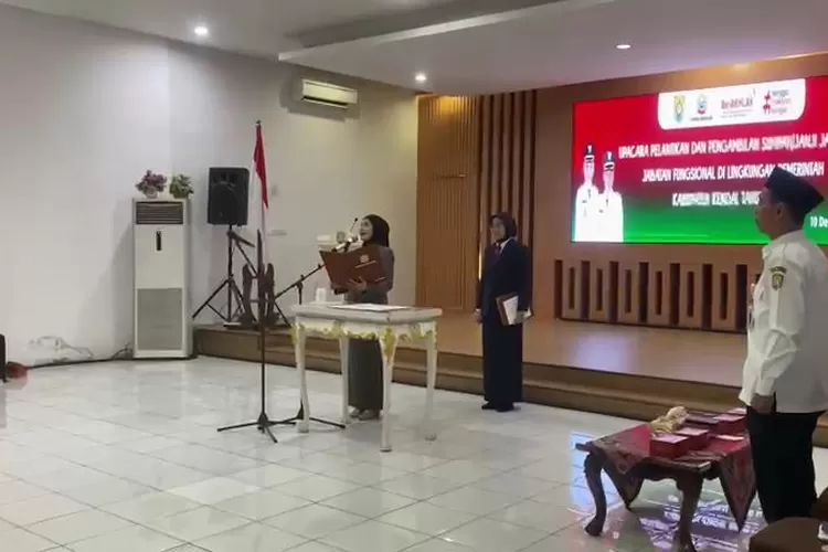 &nbsp;  Bupati saat melantik 78 pejabat fungsional di Ruang Abdi Praja Rabu 10 desember 2025.  (Edi prayitno/kontributor kendal)