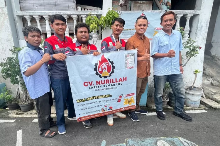 Rizky Ghoffar Ismail, Dosen Administrasi Publik FISIP Unsri (baju cokelat) bersama karyawan CV Nurillah Safety.
