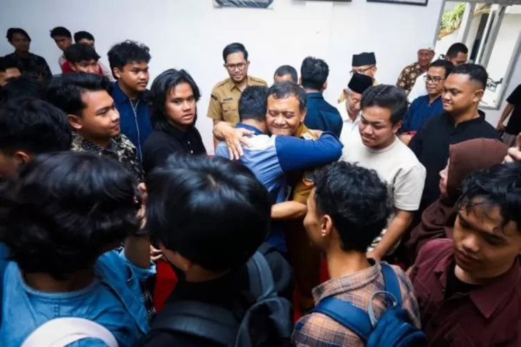 Gubernur Jawa Tengah Ahmad Luthfi mengunjungi mahasiswa asal Aceh, Sumut dan Sumar di Semarang.  (Istimewa)