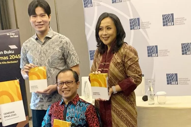    (Kanan ke kiri) Direktur IIEF, Diana Kartika, Dr. Bahrul Fuad, M.A., Komisioner Komnas Perempuan, Aji Putera Tanumihardja, Perwakilan Gen Z serta kontributor Buku "Generasi Emas 2045: Apa yang Membuat Kita Berbeda?" pada peluncuran buku. (dok.)