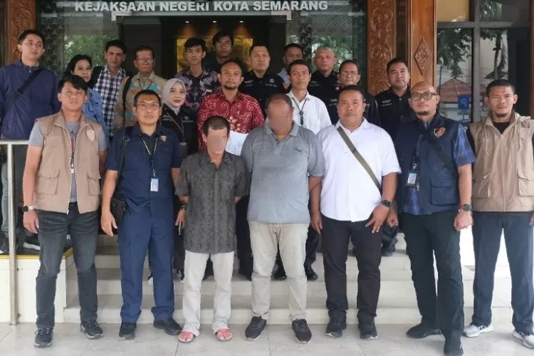 DJP Jateng I menyerahkan tersangka ke Kejari Semarang terkiat kasus pajak fiktif. (istimewa)