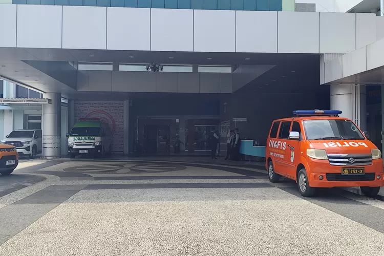Mobil inafis di RSI Sultan Agung Semarang saat rekontruksi kasus dugaan penganiayaan dokter. (Ayosemarang.com/ Audrian Firhannusa)