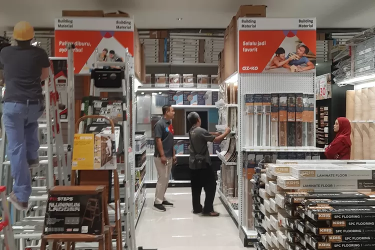 Seorang pembeli sedang melihat-lihat produk AZKO Ngaliyan, Semarang. (ayosemarang.com/akbar hari mukti)
