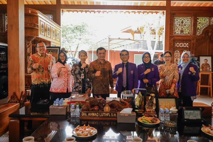Gubernur Jateng Ahmad Luthfi saat menerima audiensi dari pengurus PDGI Jateng di Semarang. (Humas Jateng)