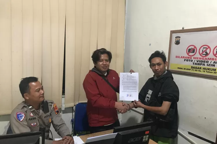 Kedua belah pihak yang terlibat kecelakaan menyelesaikan kasus di unit laka Satlantas Polres Kendal.  (dokumen)