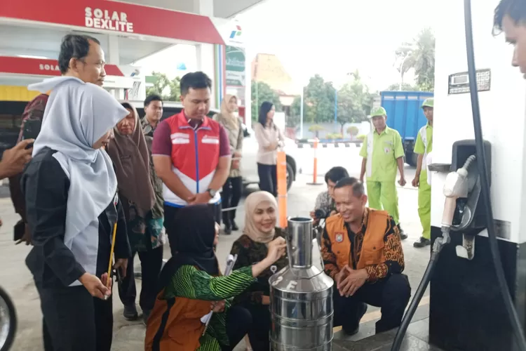 Bupati Kendal saat melihat pelaksanaan tera di SPBU Kebonadem Brangsong Kamis 11 Desember 2025.  (dokumen)