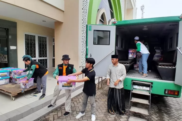Petugas dari LAZIS-SA dalam proses pengiriman bantuan logistik korban banjir Sibolga Sumatra.  (Ayosemarang.com/ Audrian Firhannusa)