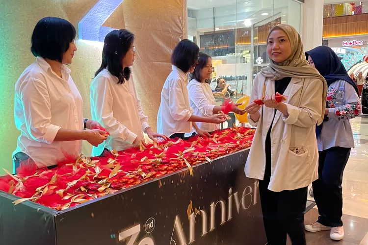 Perayaan ulang tahun ke-32 Mal Ciputra Semarang pada Jumat 12 Desember 2025 berlangsung meriah. Ribuan cokelat SilverQueen dibagikan gratis kepada pengunjung. (Dok.)