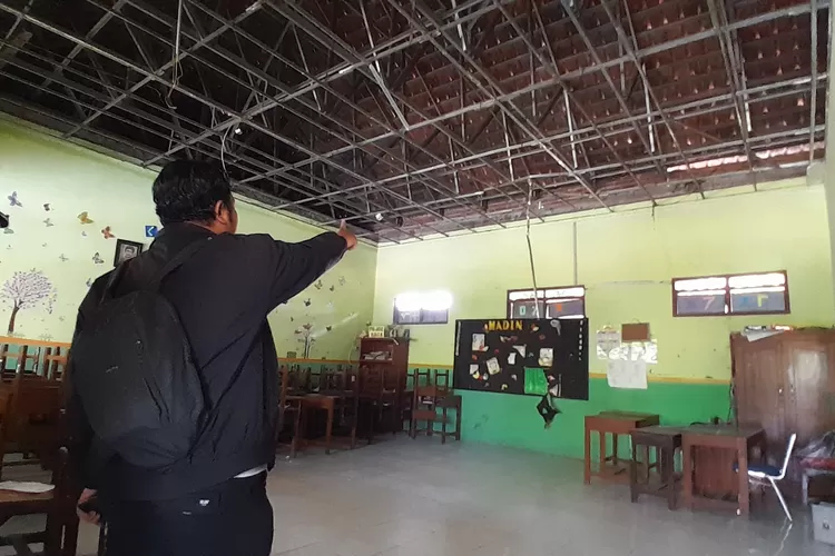 Plafon SDN 01 Jatingaleh Semarang jebol dan sempat lukai murid. (Ayosemarang.com/ Audrian Firhannusa)