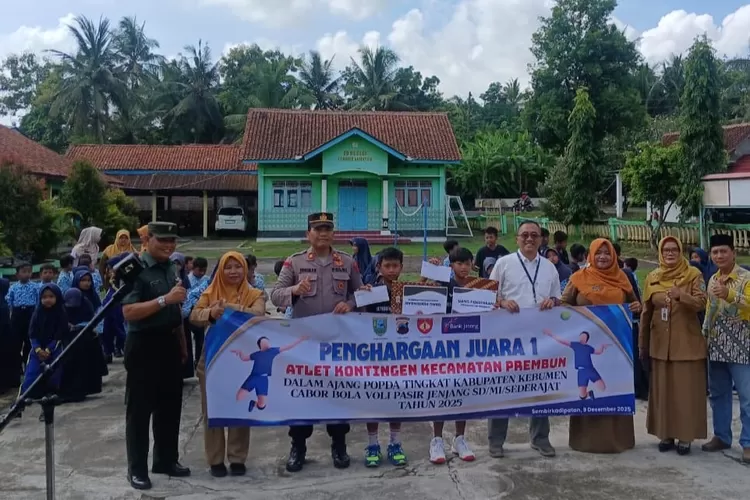 Bank Jateng KCP Prembun Kebumen mendukung prestasi generasi muda dengan memberikan apresiasi kepada dua siswa SD Sembirkadipaten, Prembun. (Dok.)