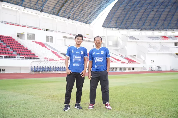 Ocvian Chanigio dan Wawan Febrianto yang juga pernah bermain untuk PSIS. Mereka resmi dikenalkan sebagai pemain baru Laskar Mahesa Jenar. (PSIS)