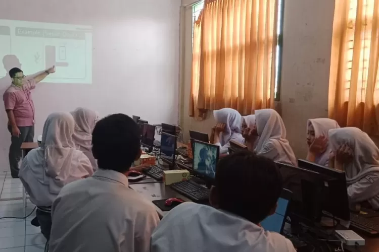 USM Beri Pelatihan Simulasi IoT di SMK Walisongo Semarang