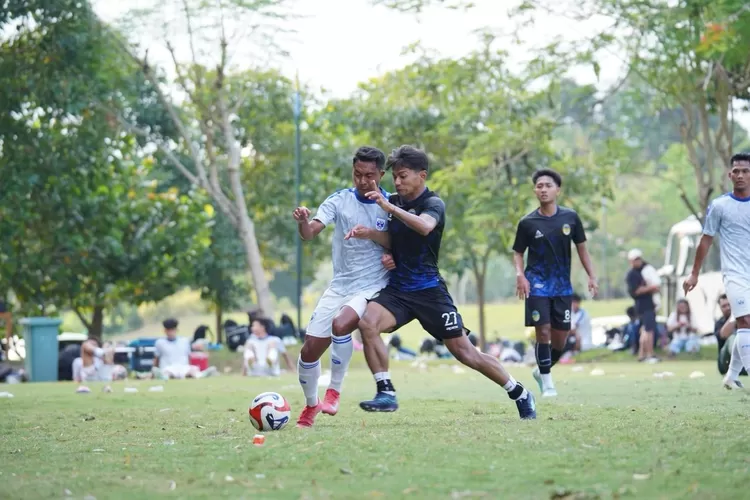 Pemain PSIS Semarang Gustur saat berjibaku lawan pemain PSIM. (PSIS)