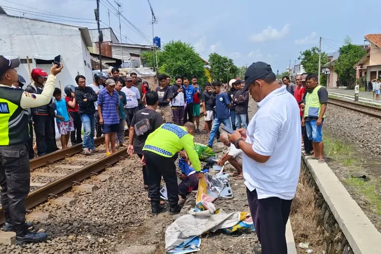 Polisi mengevakuasi jenasah Muhammad Mugiyat&nbsp; ke RSI Muhammadiyah Weleri Kendal.  (dokumen)