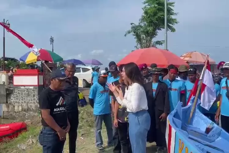 Ketua Karangtaruna Kendal menyerahkan bantuan perahu untuk kawasan wisata air.  (dokumen)